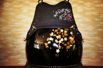 極上クロザン胸に濃淡桜色「枝垂桜」刺繍