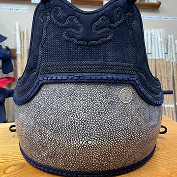 一本堂特製紺鹿革胸×60本型鮫石目うるみ塗胴台(持込)